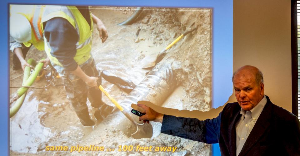 Roy Mundy teaching a class.