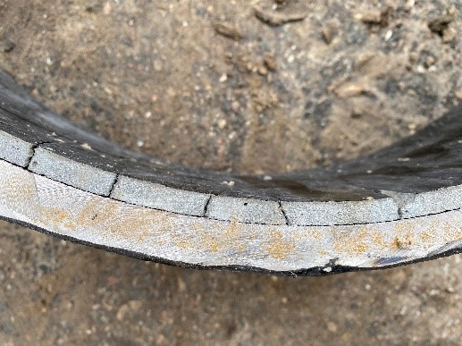 Profile photo of longitudinal cracking of cement lining.
