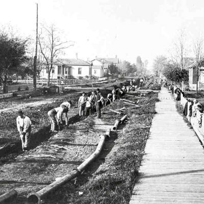 Gray iron pipe installation, Virginia, 1900.